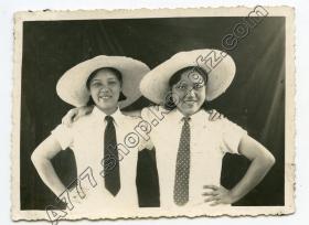 民国 1930年代 戴草帽的美女  姐俩好