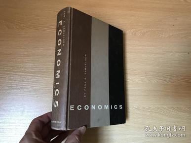 （1958年老版） Economics    萨缪尔森《经济学》，第四版， 张五常：该课本出版过无数次，销量冠于地球，而第四版被认为是最好的。我收藏了几本，不知今天拿去拍卖值多少钱。当年选经济读物，森氏的作品我不放过。布面精装，重超1公斤