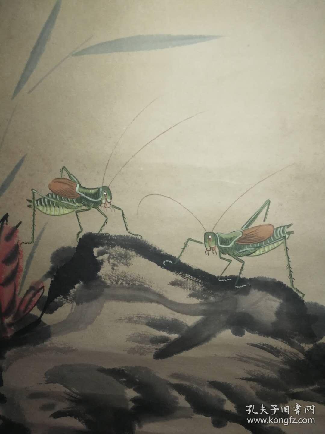 画面非常生动有趣,母鸡盯着围栏上的鸣蝉,小鸡追逐地上的蟋蟀,两只