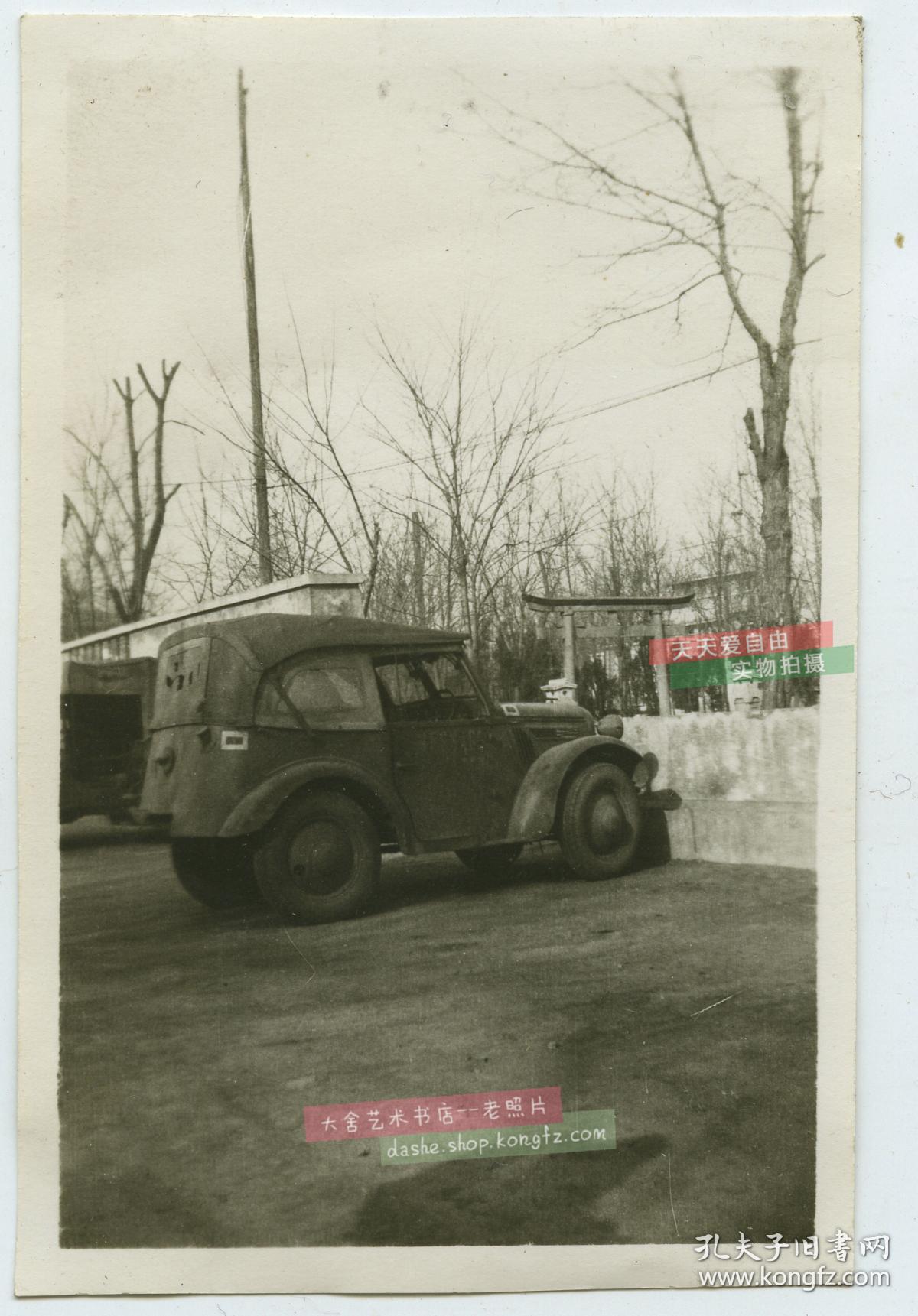 民国天津日本神社前停放的美国军用吉普车,大约拍摄于1945年美军接管