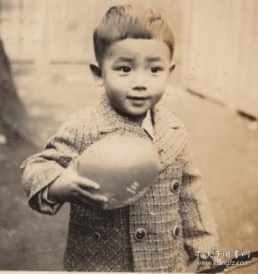 民国时期 穿着小大衣 大眼睛非常可爱的小男孩 银盐老照片