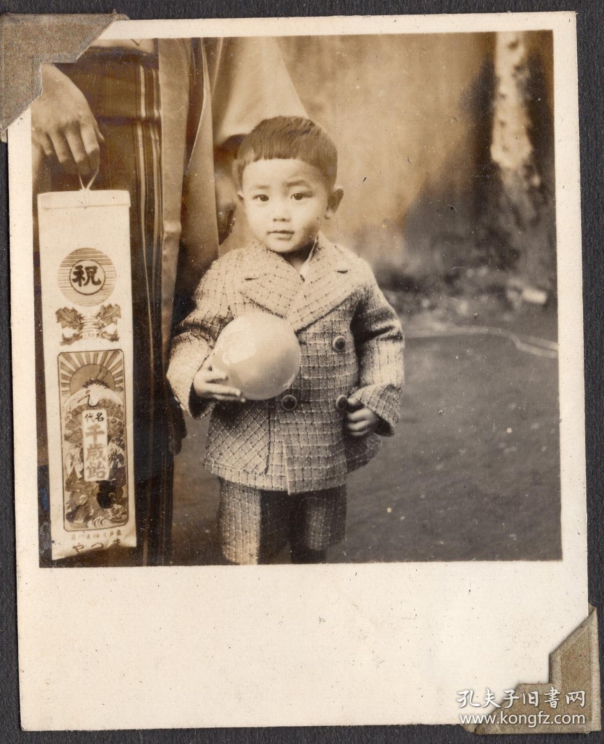 民国时期超级可爱的日本小男孩儿童抱着球银盐老照片