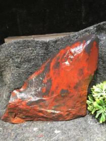 桂林鸡血石，特好顶级鸡血石，黑色底色，石质地细腻，大红袍鸡血石重达1300克色彩正富贵的象征可遇不可求值得永久收藏