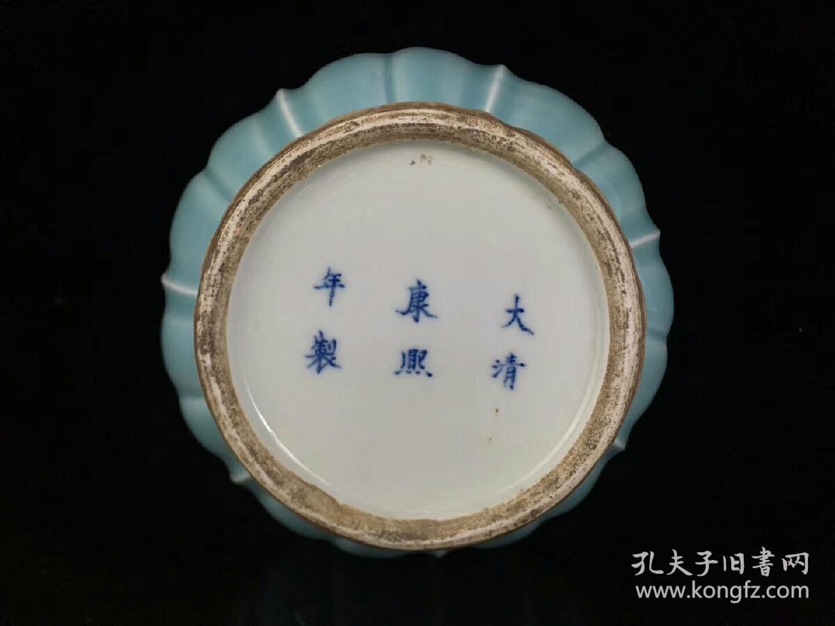 大清康熙年制底款单色釉瓜棱赏瓶 胎质细腻 釉色温润 细节如图