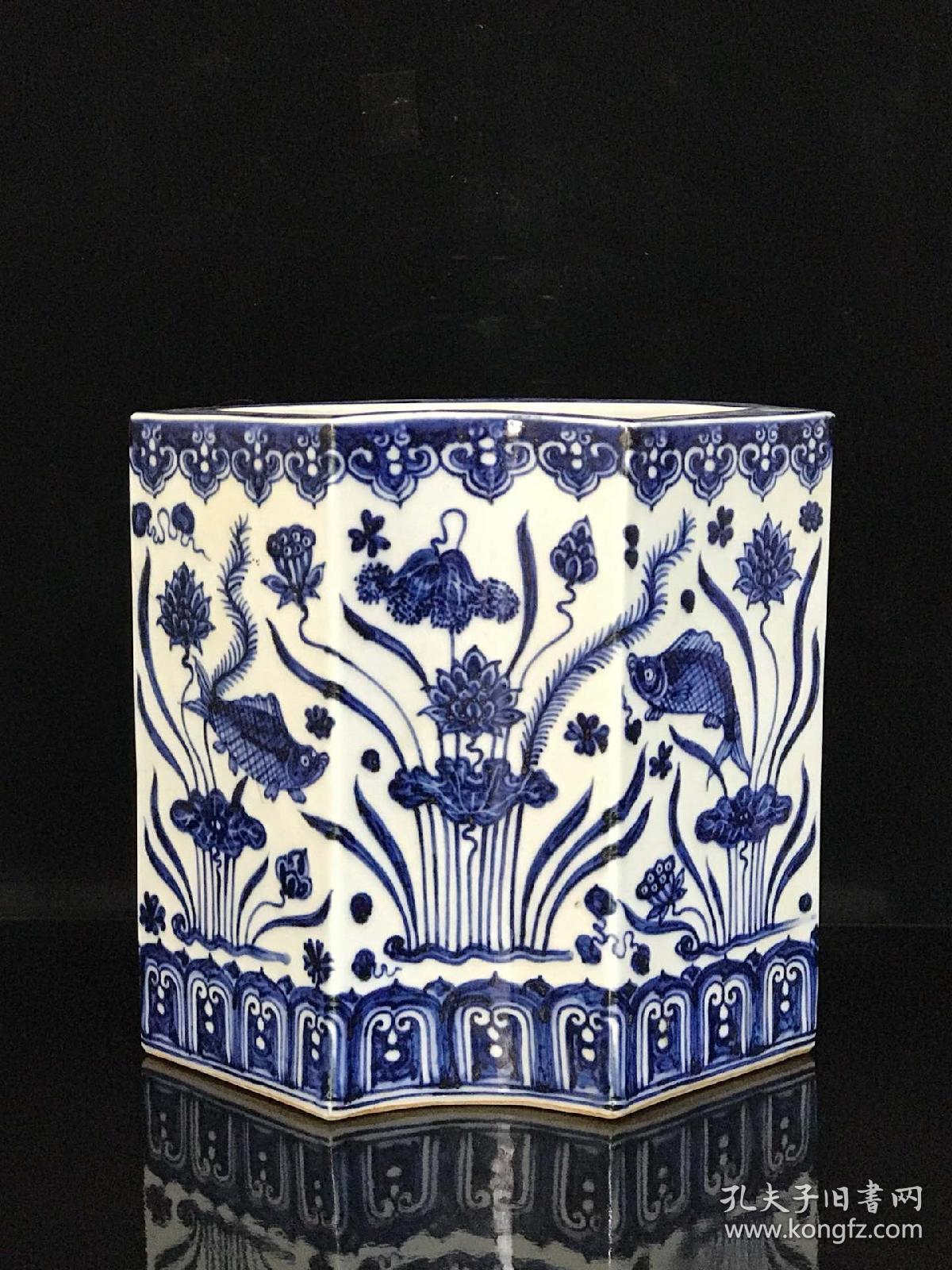 明宣德青花鱼藻纹扇形笔筒