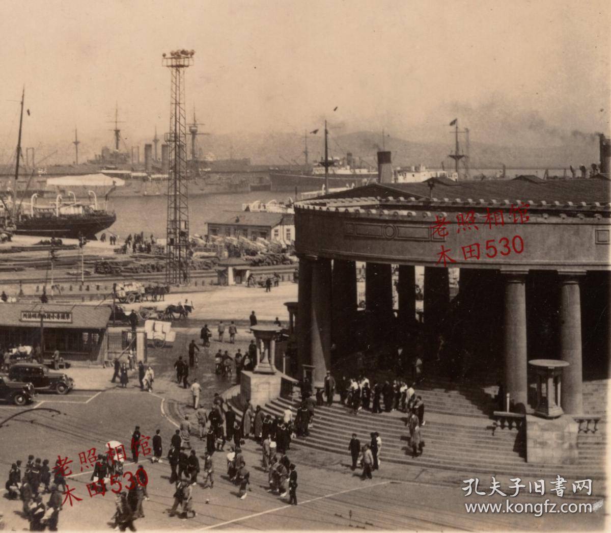 清末民国大连港全景一篇繁忙景象可见停泊的轮船军舰港