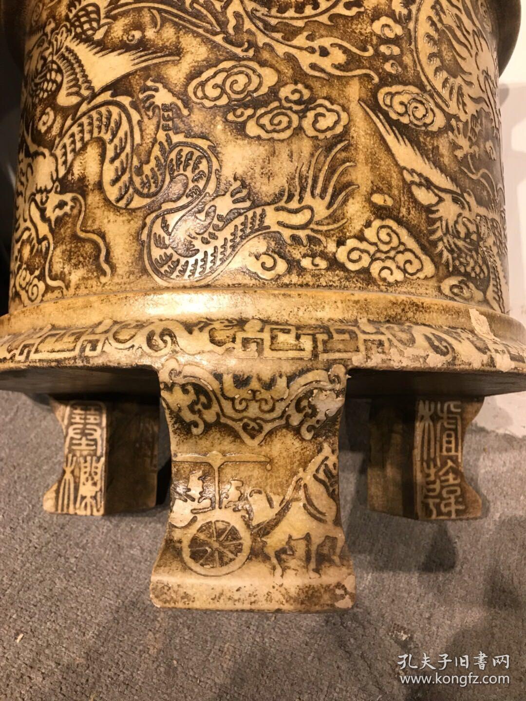 汉白玉龙凤三足大香炉,体积大,器形规整大气,内外雕工精湛,包浆自然