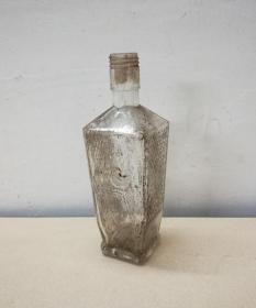 一个纹饰小见的玻璃老酒瓶