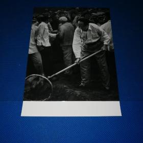 1958年侯波拍摄毛主席在十三陵水库工地劳动，70年代洗印原版新闻照片