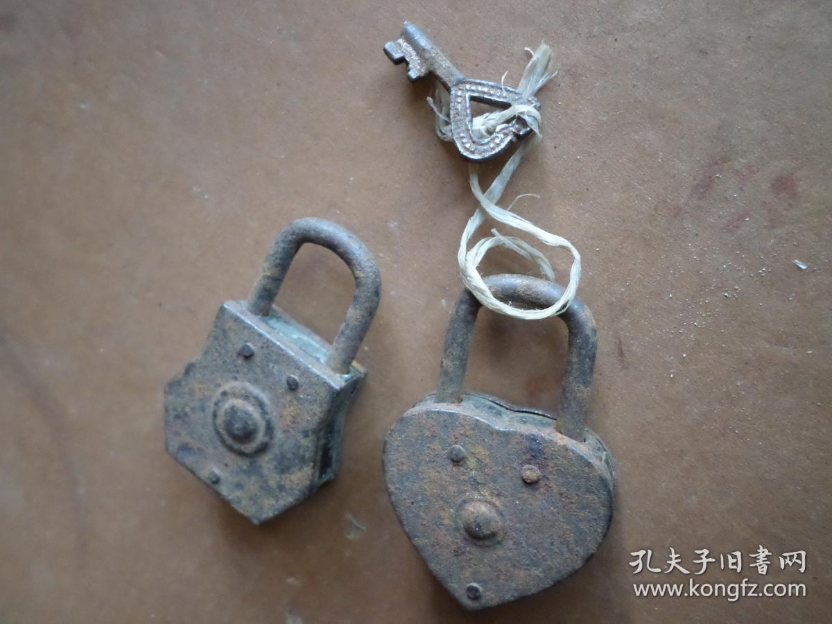 老的铁皮锁 异型锁 全手工锁 约50年代 两个 一个带钥匙 包老包真