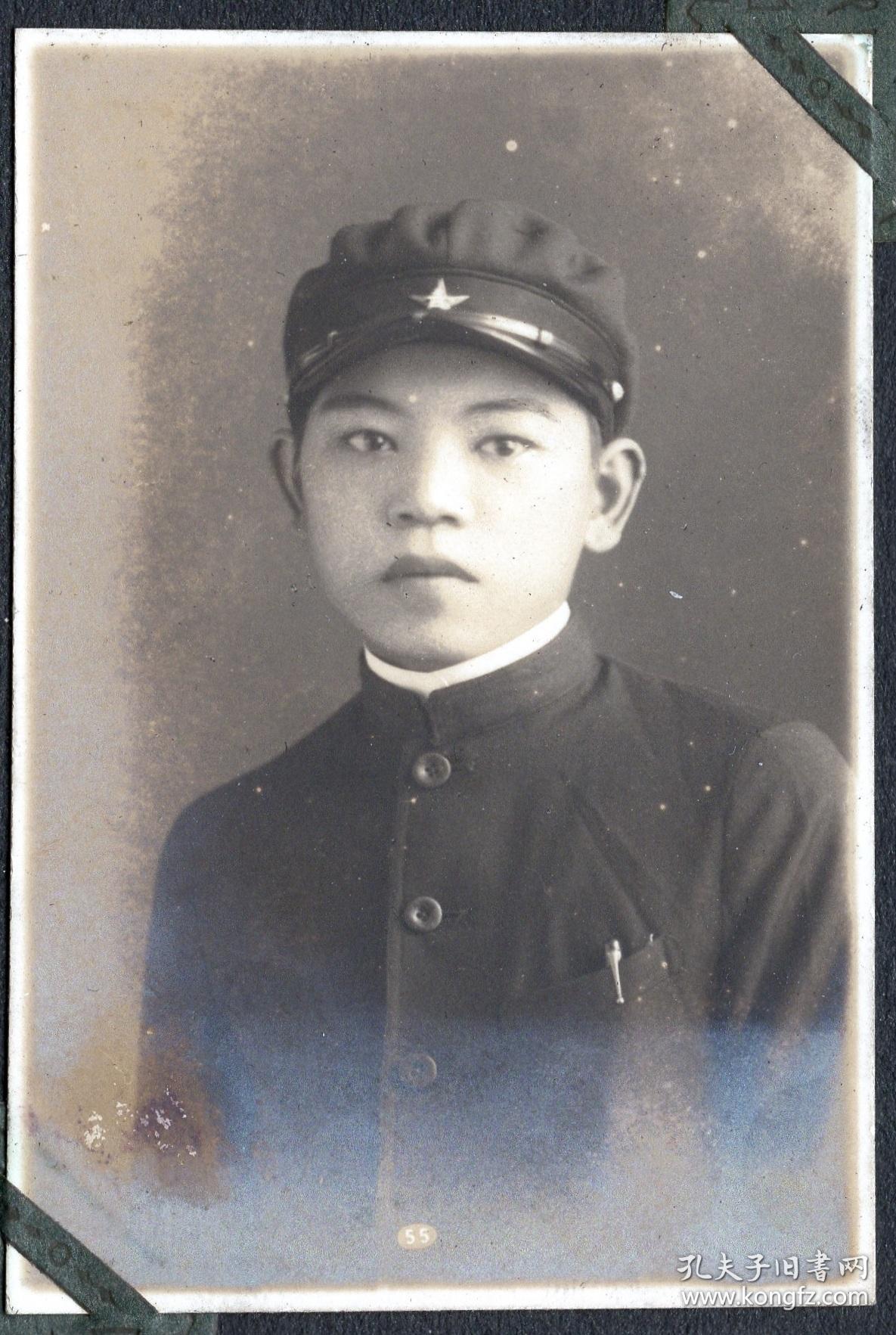 民国 年轻男子男孩 戴帽子穿黑衣服 老照片