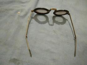 清代白铜腿牛角框水晶眼镜有残
