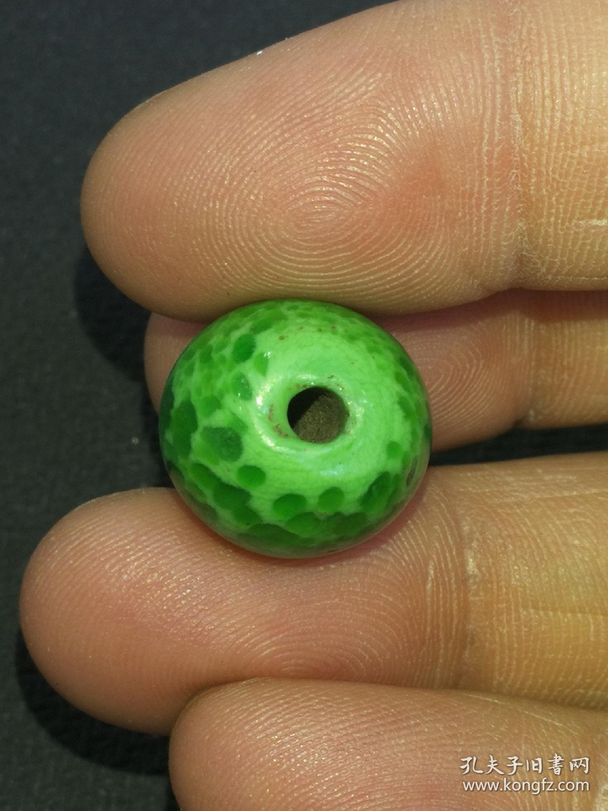清代青蛙皮琉璃珠.直径14-14.7mm,对孔14.8mm.