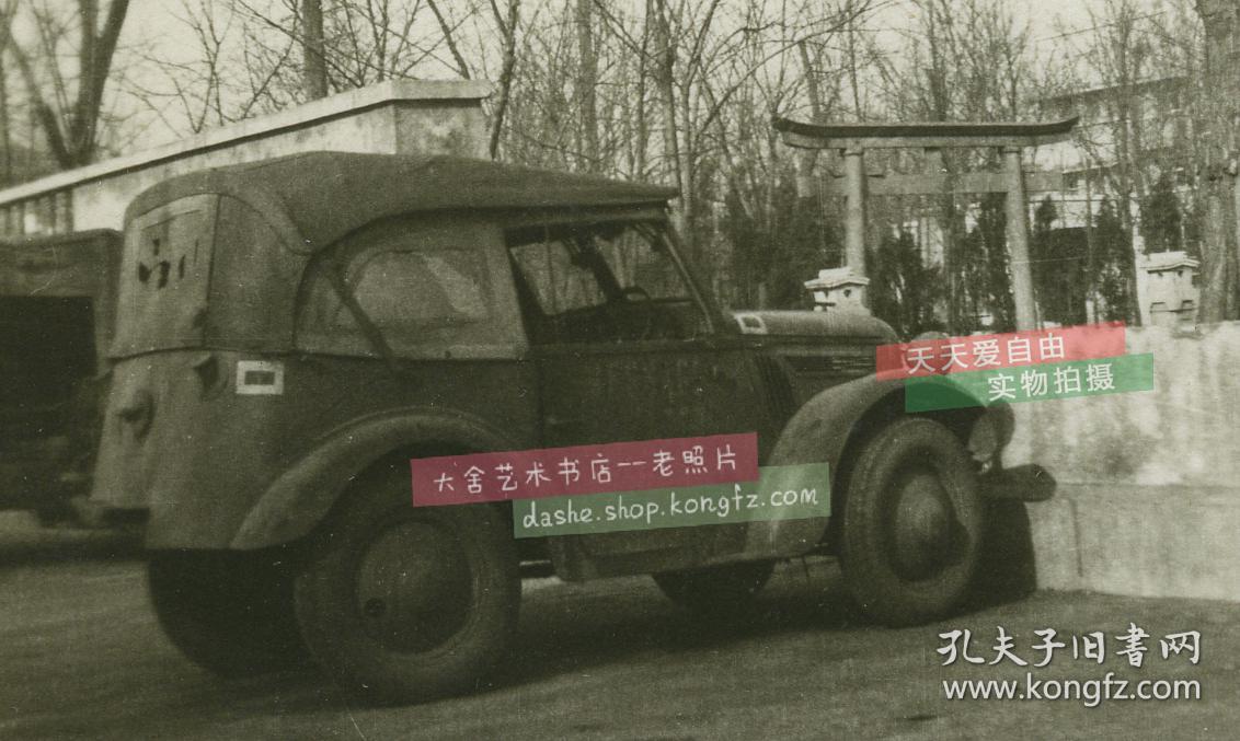 民国天津日本神社前停放的美国军用吉普车,大约拍摄于1945年美军接管