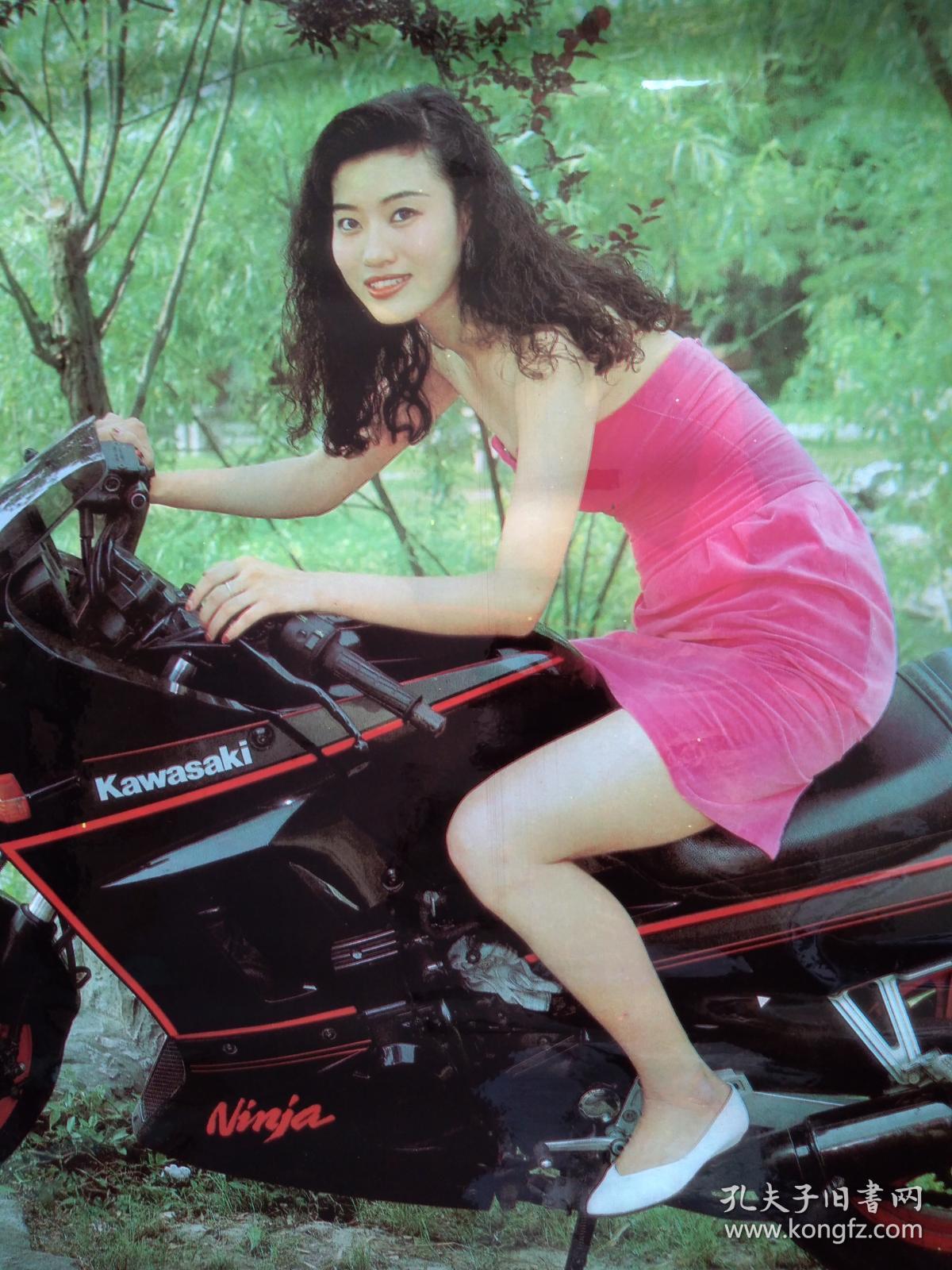 美女挂历,摩托美女明星, 12 张全,塑膜,大开张,50x74cm.(详见说明)