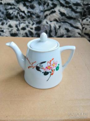 粉彩小瓷壶