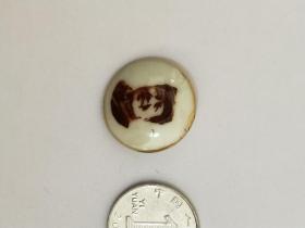 毛主席像章。全国最小陶瓷章。罕见。