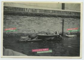民国1939年秋季天津大洪水泛滥老照片，百姓用木筏推着自己的家当，水已经淹没到脖子了