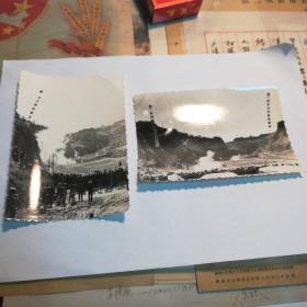 老照片  两张     阳泉晋东化工厂民兵正在发射四0火箭击中“敌坦克”   有印章