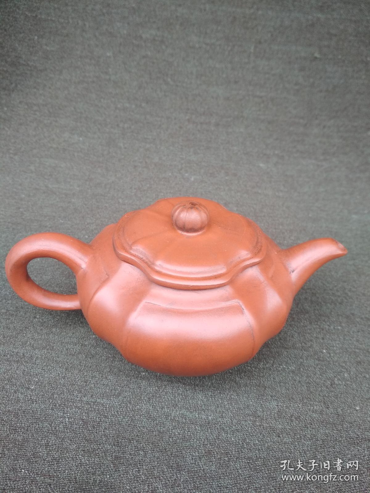 朱砂红紫砂壶一把.