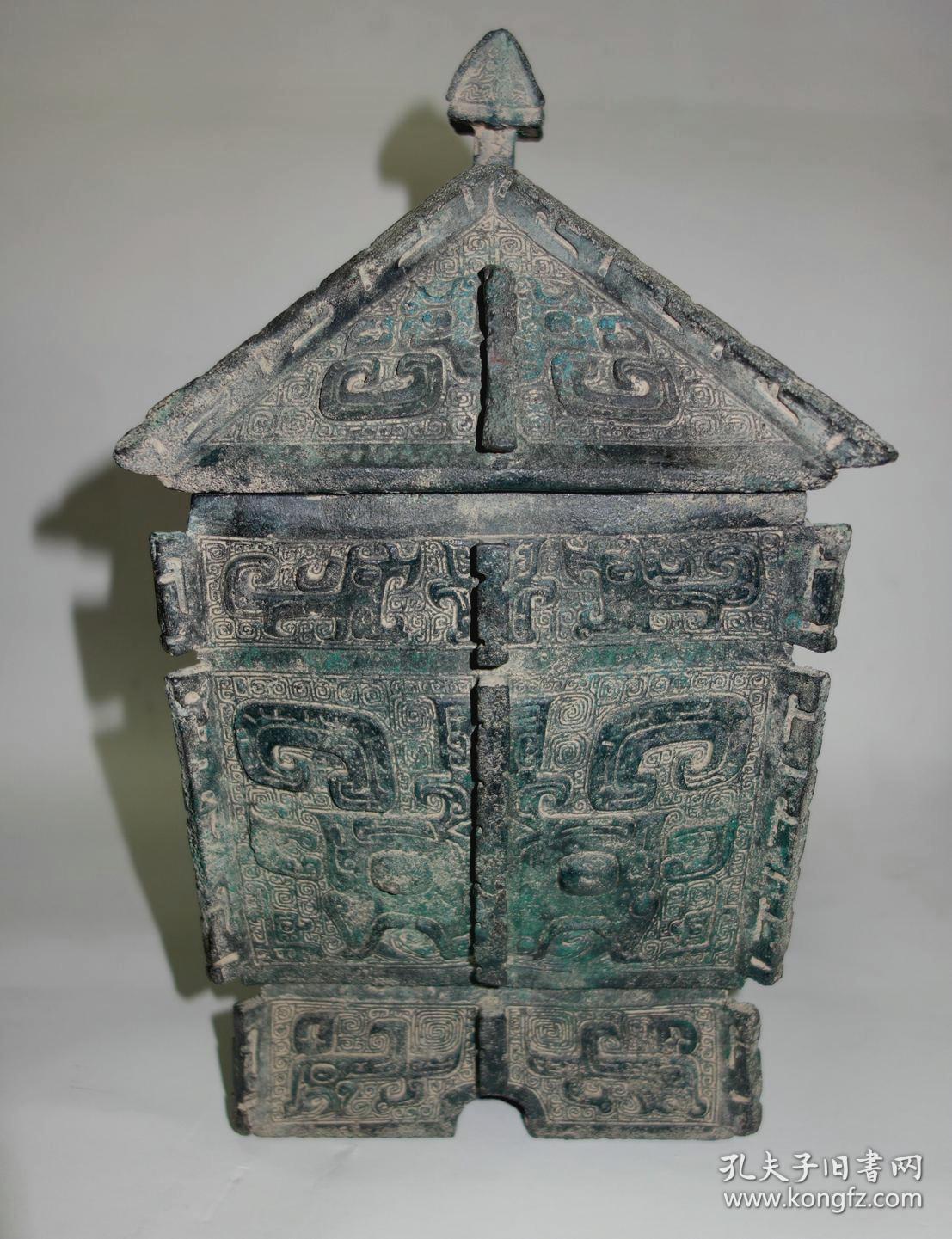 商周青铜兽面纹方彝内底有铭文作宝尊彝