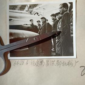 1966年2月6日，朱德同志视察南昌洪都机械厂。