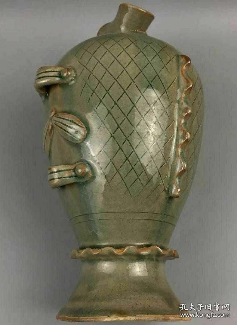 龙泉窑鱼型穿带瓶