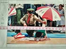 九十年代全国晚报摄影大赛作品，解放军为露天画画儿童打伞遮阳，杭州大学刘文奕摄