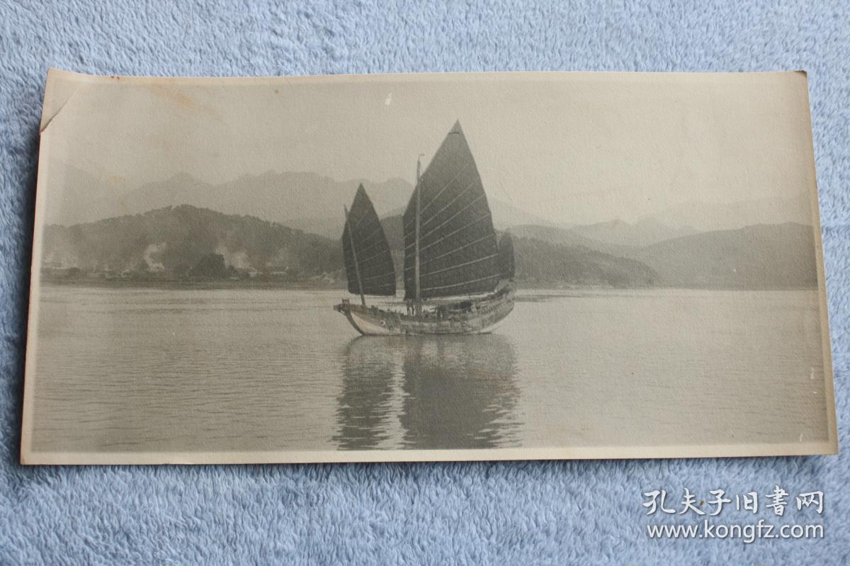 民国江面之上的中国古典式帆船大眼鸡船老照片尺寸为37x185厘米
