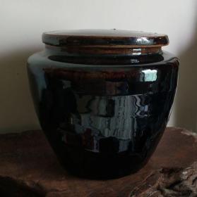 清代黑釉茶叶罐，无裂，高10.5厘米左右。