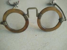 清代水晶牛角框老眼镜。直径4.5厘米。