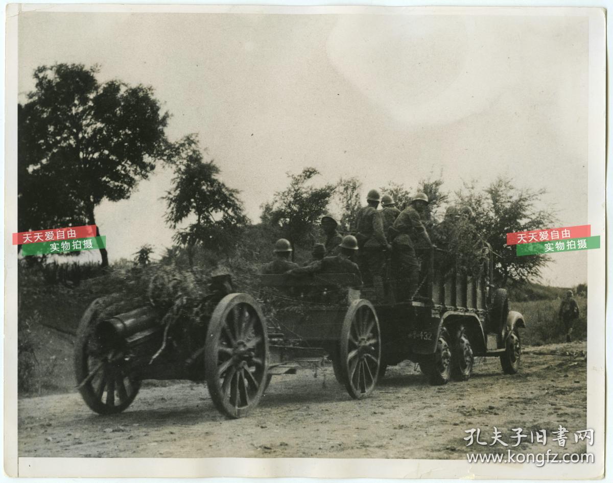 民国1937年在中国北方进行军事行动的日本炮兵,有伪装物作为伪装,进行