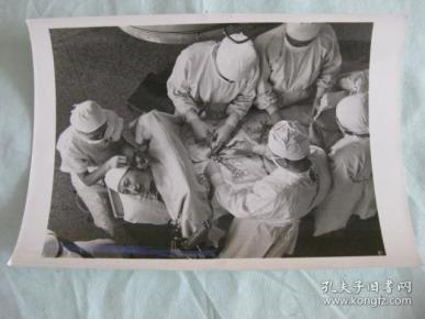 老照片 北京医学院第三附属医院的医务人员用针麻为病人作胃大部分