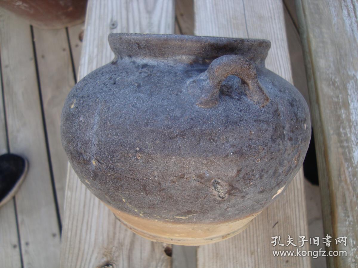 唐代邛窑瓜棱双耳罐