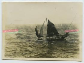 民国时期大海上乘风破浪的中国古典帆船老照片，泛银