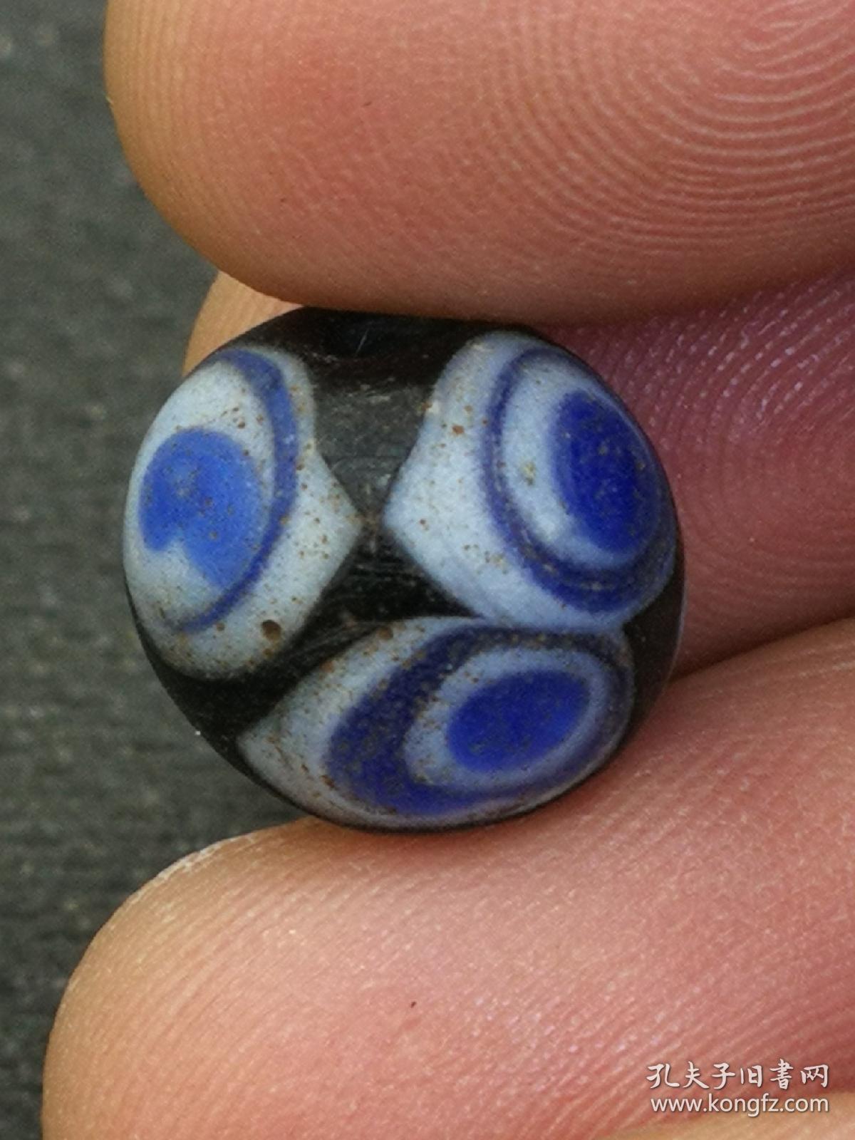 西亚千年蜻蜓眼琉璃珠,直径12.2mm,对孔10.5mm.