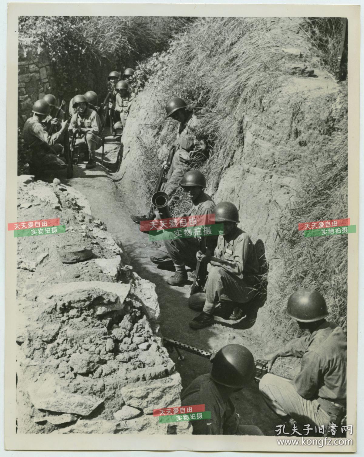 1948年国共内战期间 国民党国军士兵驻守在位于福建省东南部海域泉州围头湾与厦门湾内的金门岛中的战壕中老照片 孔夫子旧书网