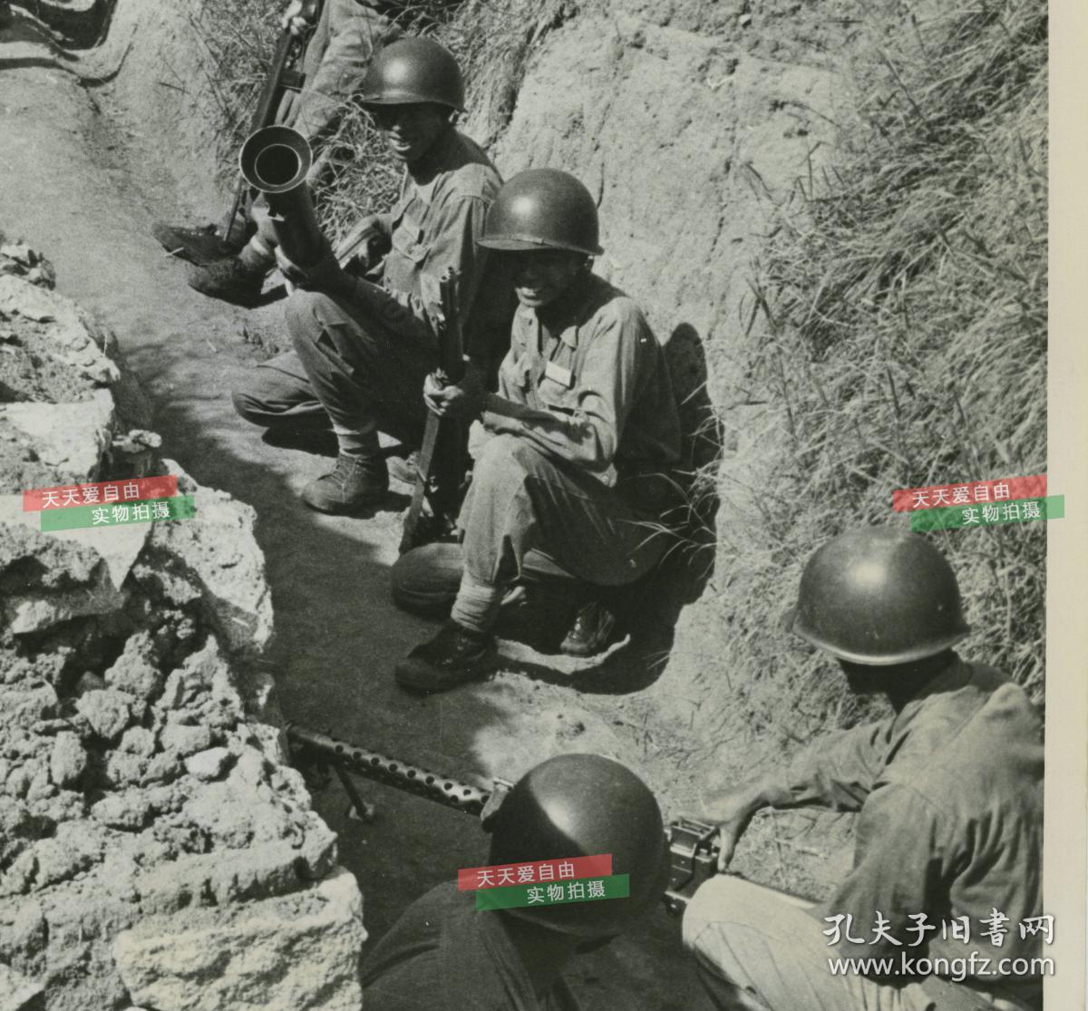 1948年国共内战期间 国民党国军士兵驻守在位于福建省东南部海域泉州围头湾与厦门湾内的金门岛中的战壕中老照片 孔夫子旧书网 1948年国共内战期间 国民党国军士兵驻守在位于福建省东南部海域泉州围头湾与厦门湾内的金门岛中的战壕中老照片 孔夫子旧书网