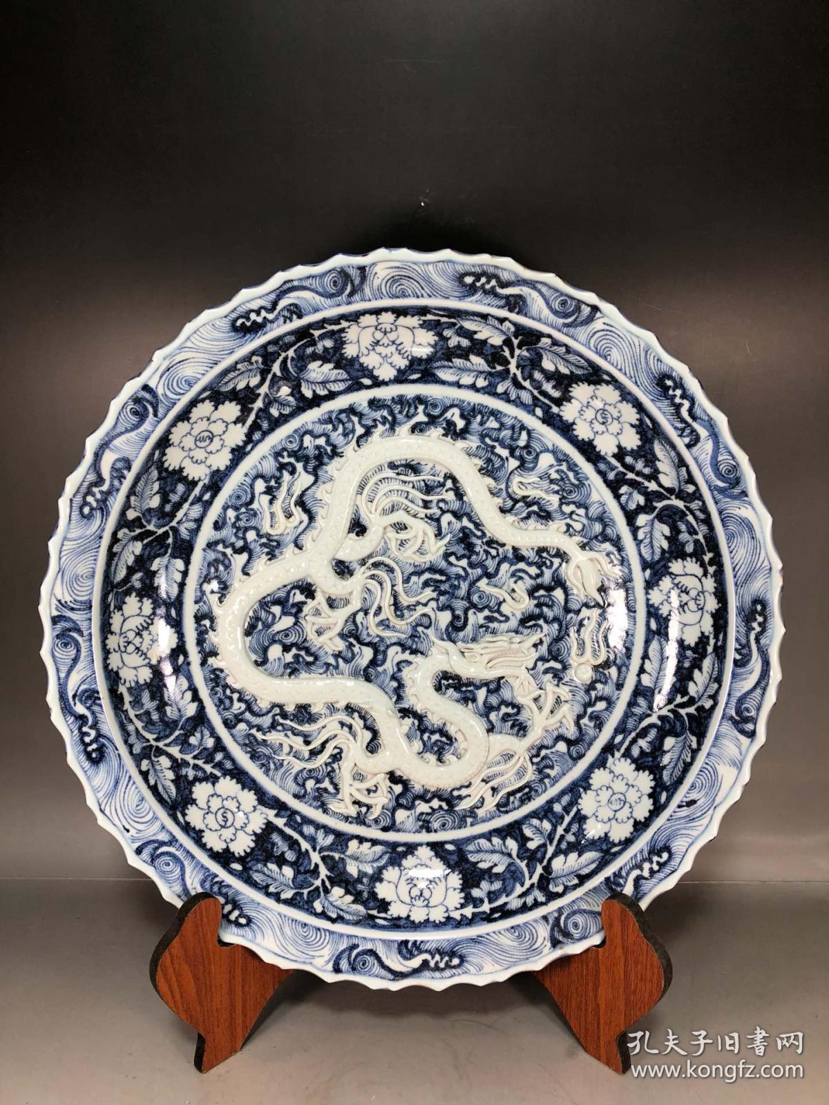 元代青花留白雕刻龙纹花边盘