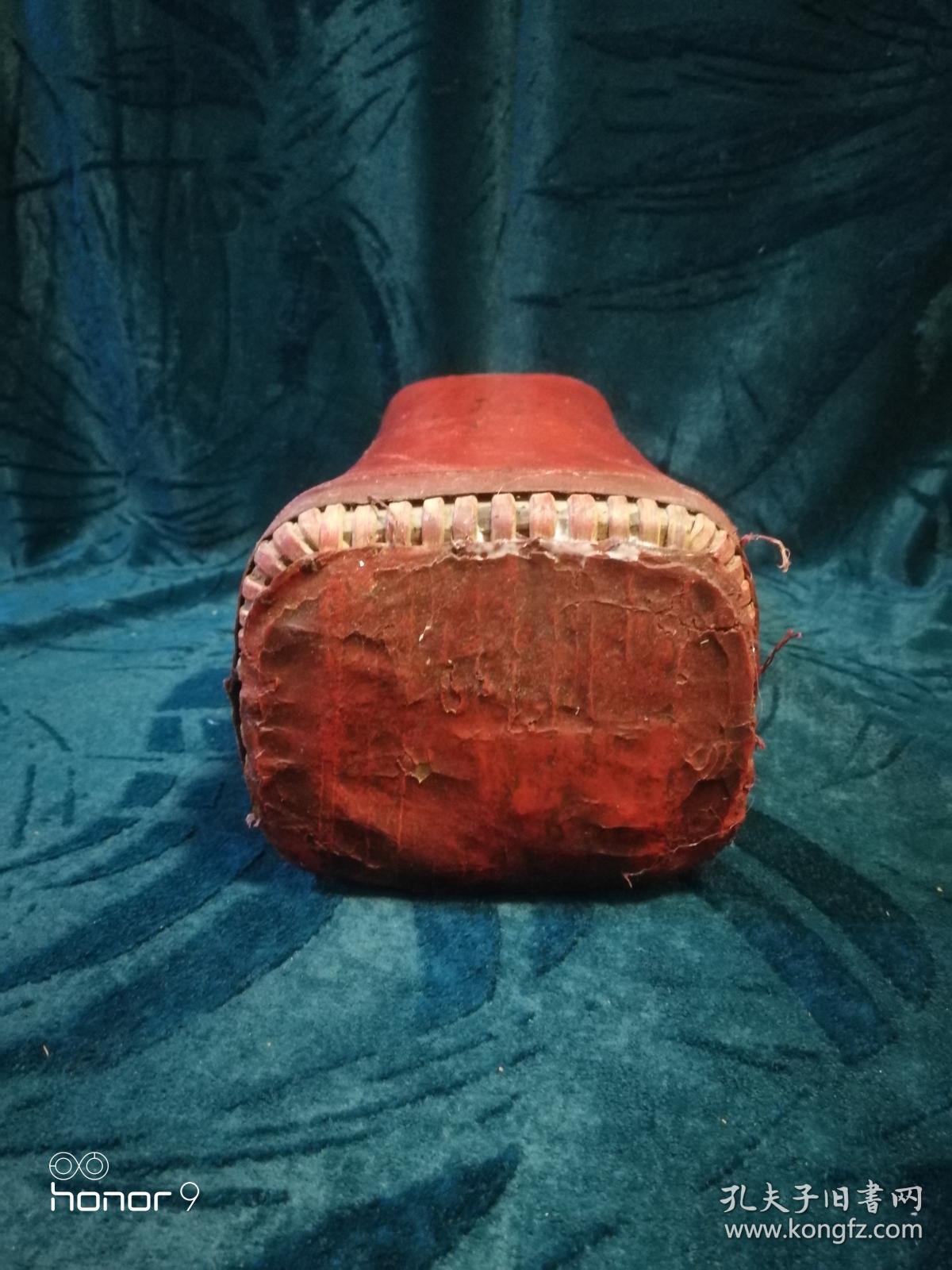 为清代,具体时间不详,做工细,精致,工艺精细,花纹都采用牛皮制作,长度