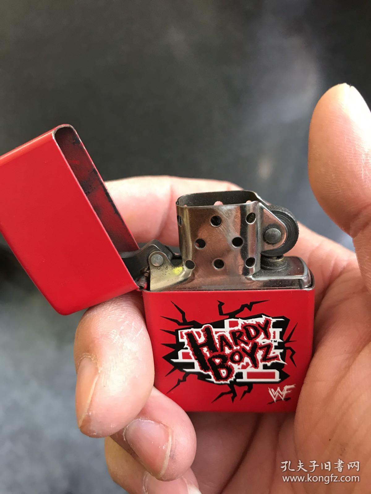 zippo打火机hardyboyzwwf摔跤纪念款1999年生产打火机底部是罗马数字