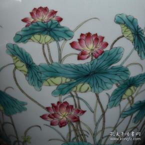 清代乾隆粉彩荷花纹贯耳瓶