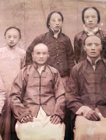 清末时期大尺寸老照片，其中部分人已经剪掉了辫子，一个王朝结束的历史见证，薄相纸。
