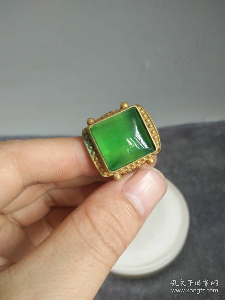 少见的大清乾隆年制嵌金冰种翡翠老戒指