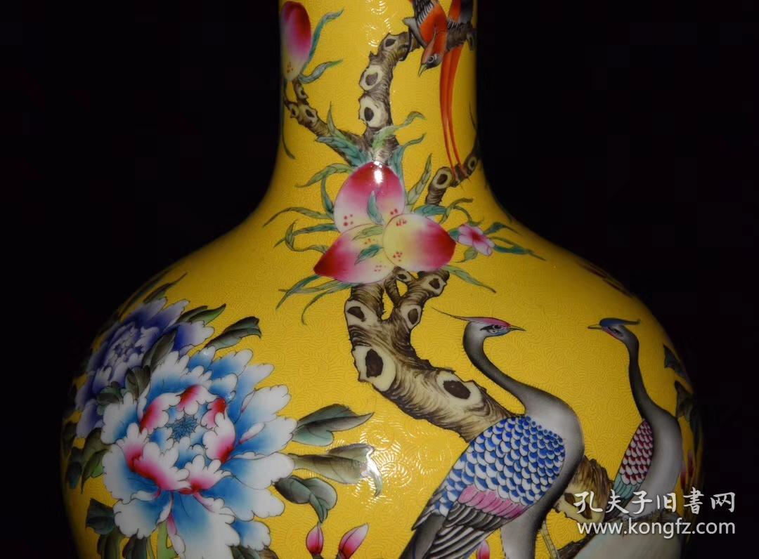 清乾隆黄地爬花五彩花鸟纹天球瓶