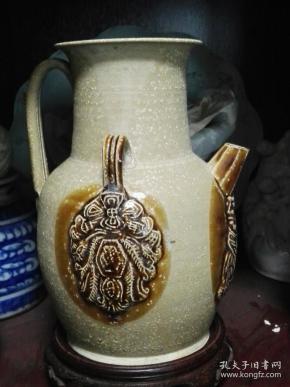 唐代长沙窑壶王"贴人首兽身椰枣纹褐彩青釉壶"