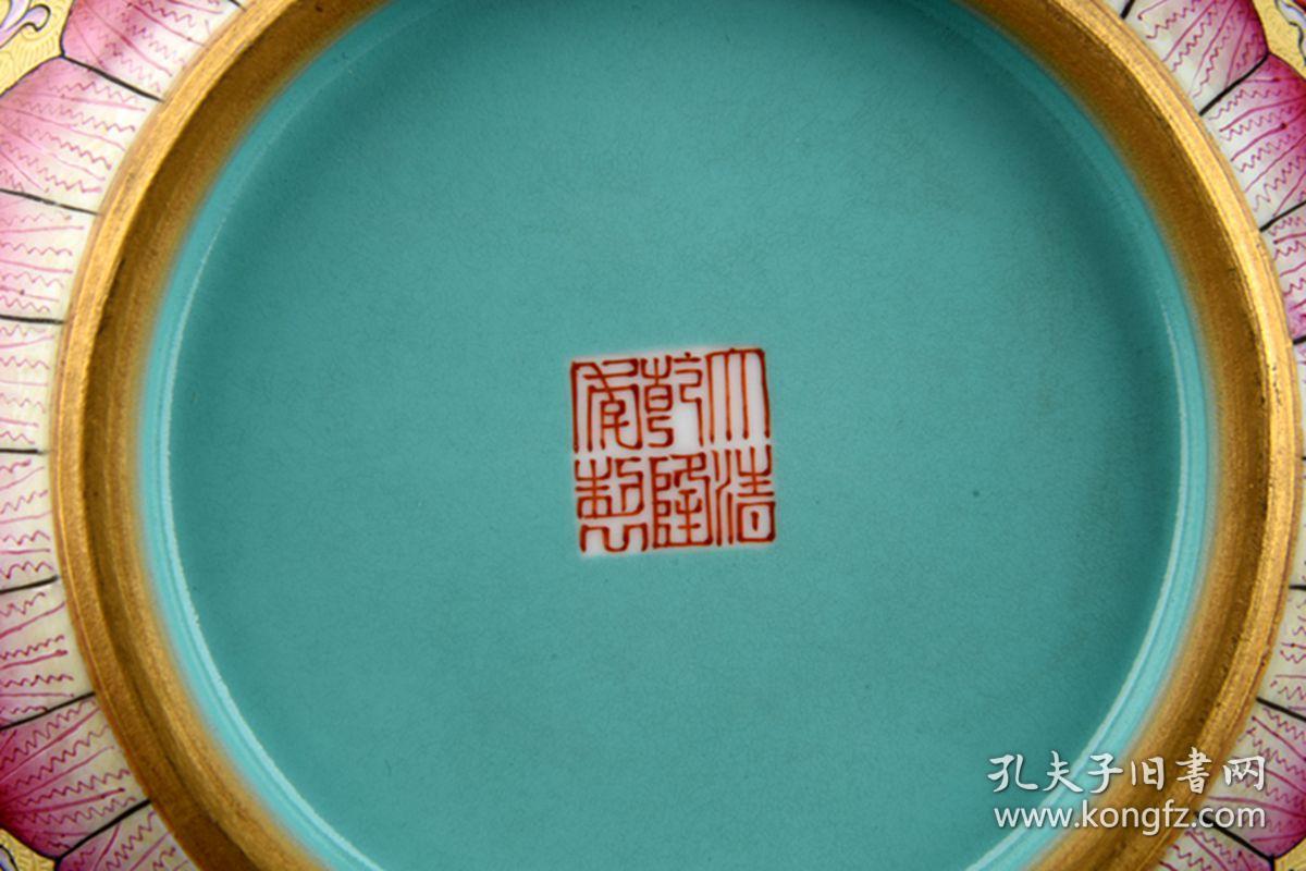 清乾隆年制黄地珐琅彩描金福寿延年纹葫芦瓶