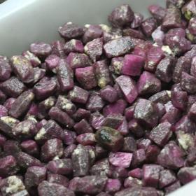 【天然紫红宝石原石单晶体标本 约4~12毫米左右 100克价】
尺寸：*约4~12毫米左右，每件净重100克，随机发货，按照重量发货。原石没有任何的打磨，红宝石,非常美观.