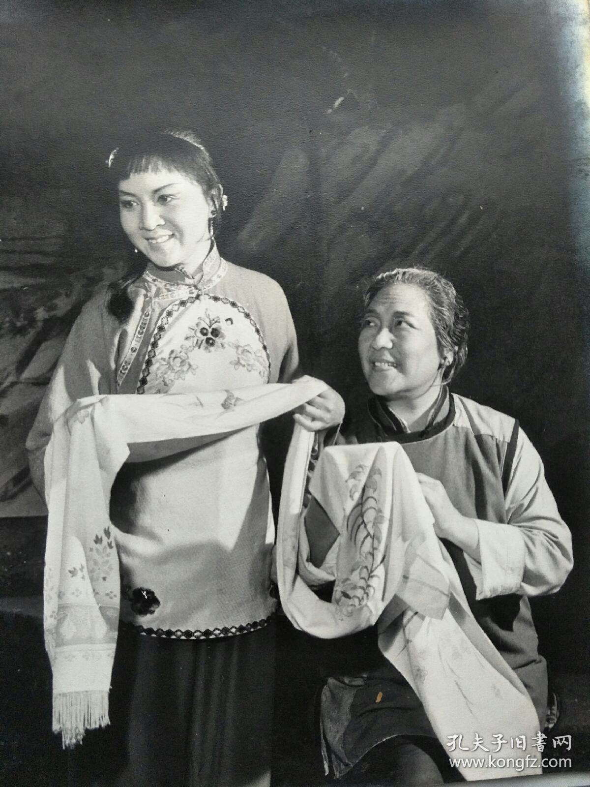 沪剧《赤叶河》剧照(王大妈 石筱英等扮演照)(30cm乘以25cm)