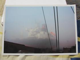 艺术摄影照片605-雾中船厂一角